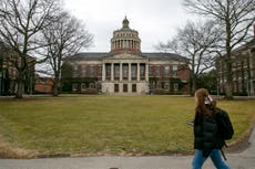 Estudiantes internacionales presentan demandas por la revocación masiva de visas en EEUU