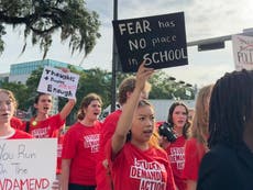 Sobrevivientes de tiroteos en Florida instan a legisladores a defender ley de control de armas