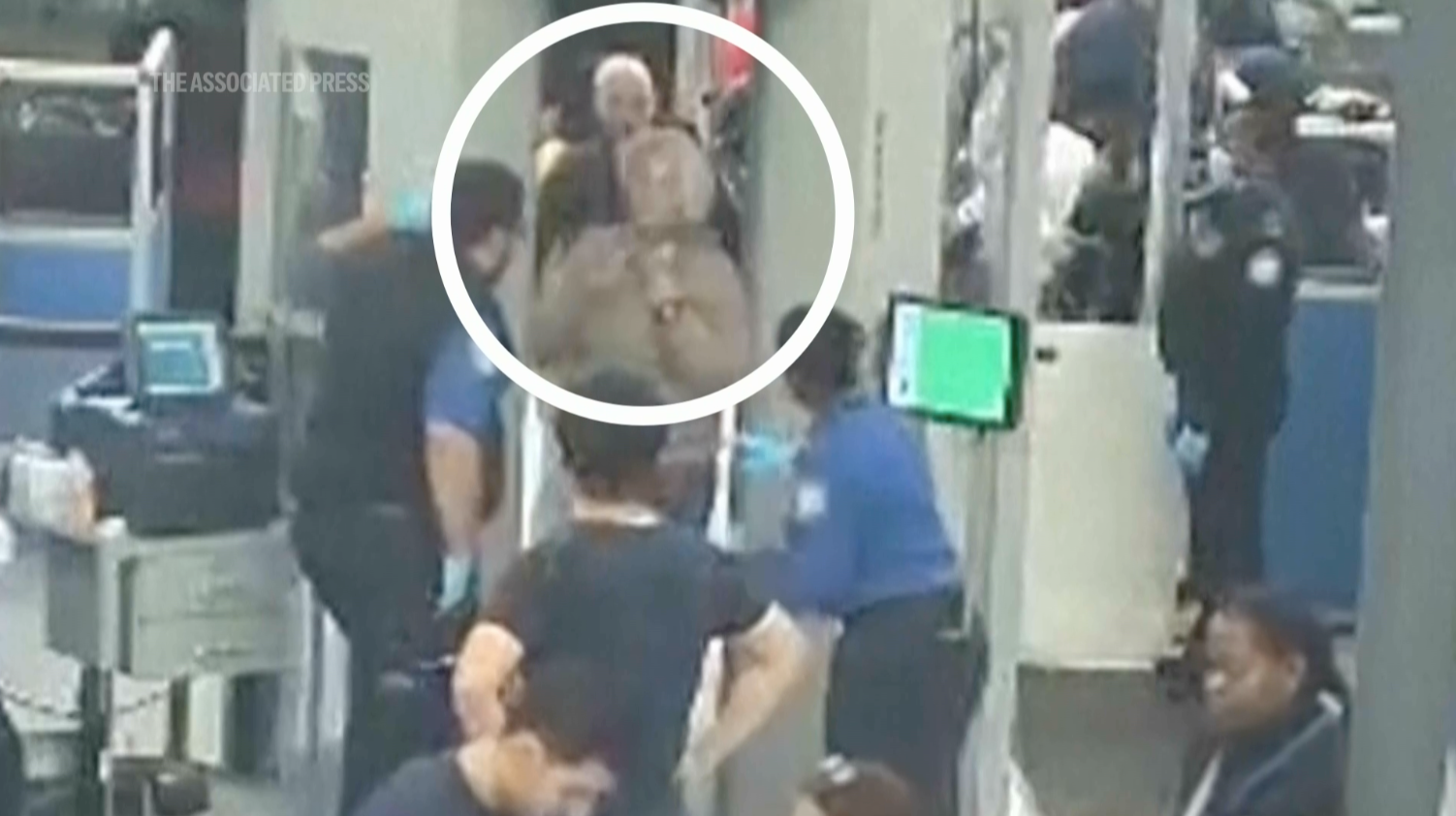 Svetlana Dali pasa por un escáner en el aeropuerto JFK