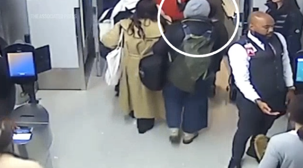 Se la ve pasando por delante del personal para viajar a París