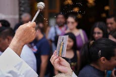 Miles se reúnen en el centro de México para festejar a San Marcos