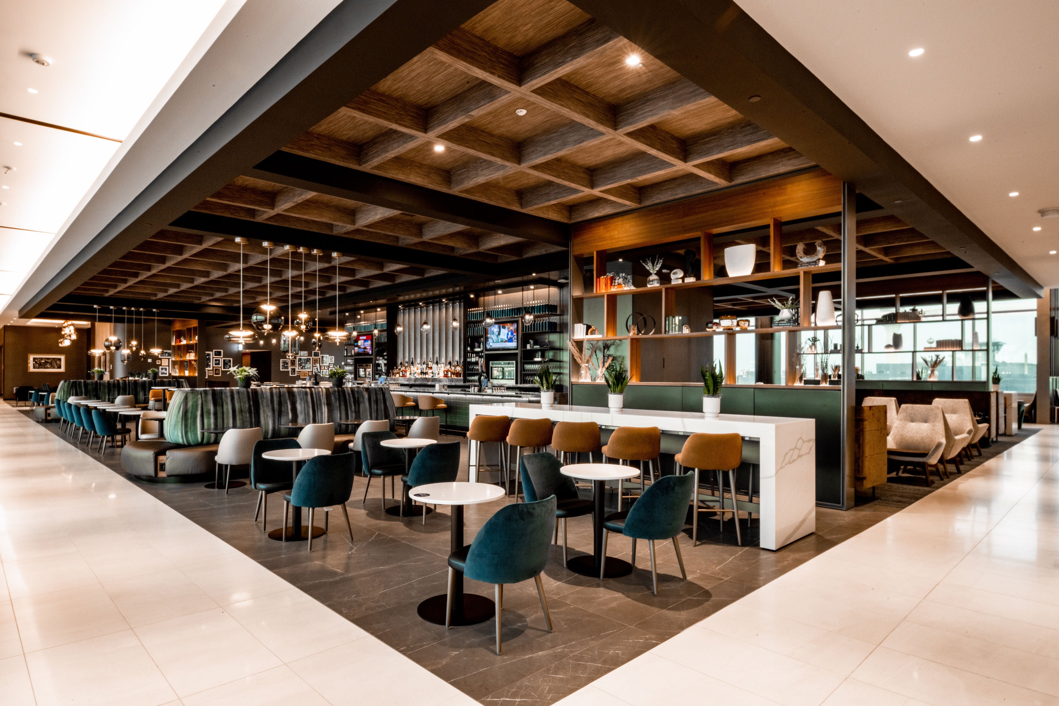 La nueva sala VIP Delta Sky Club, ubicada en el área central del ala D del Aeropuerto Internacional Hartsfield-Jackson de Atlanta