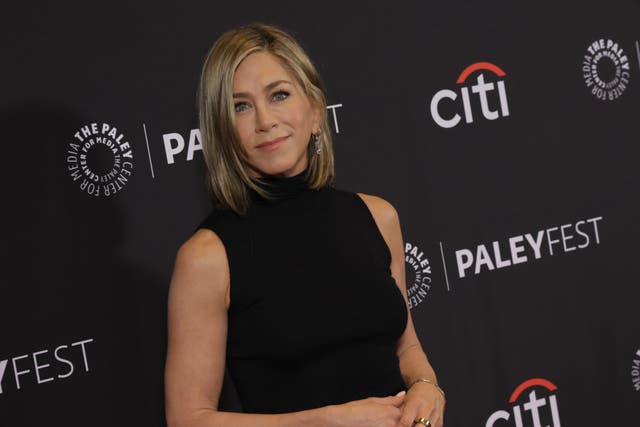 <p>Un sospechoso fue acusado de estrellarse contra la puerta principal de la casa de Jennifer Aniston</p>