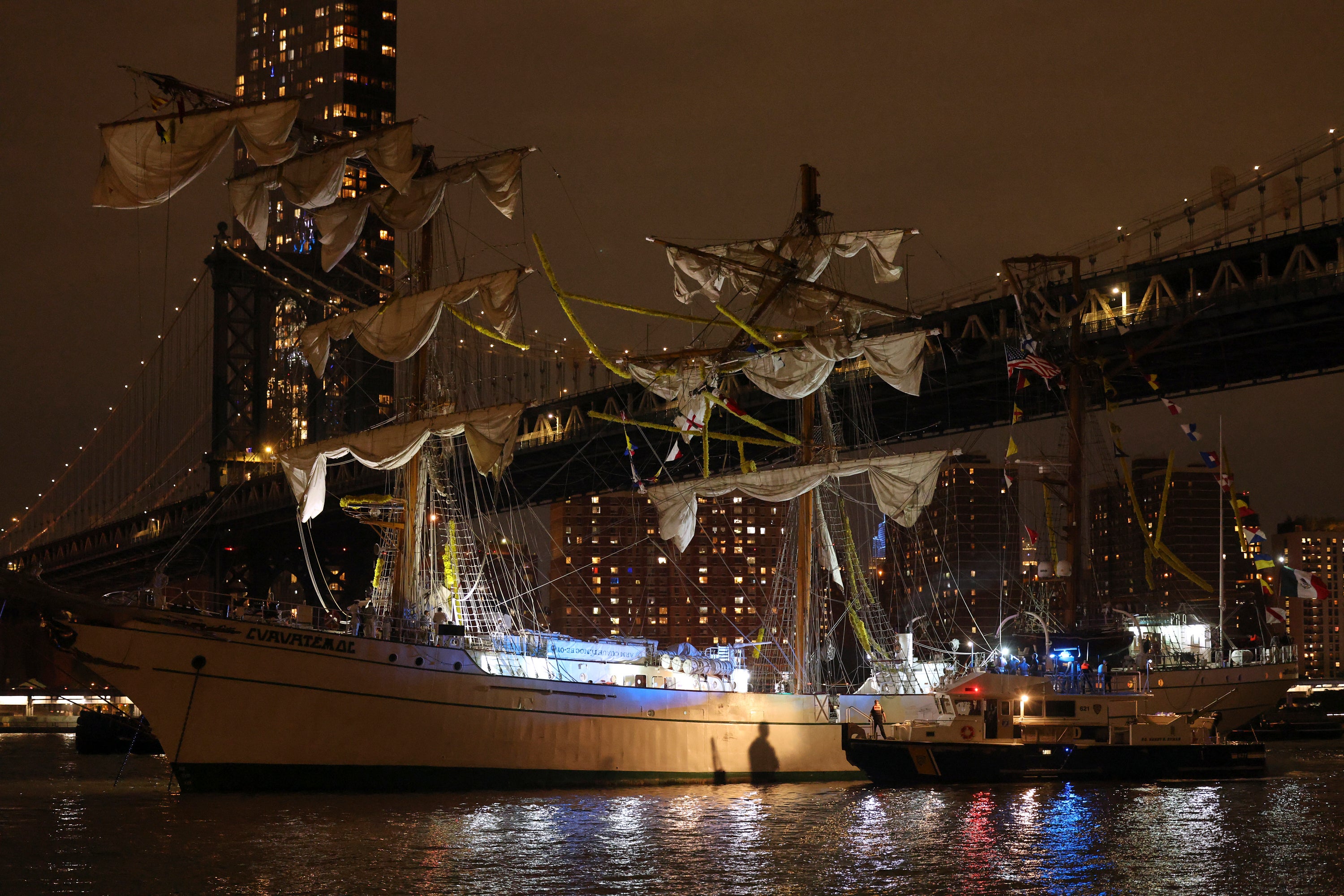 Una unidad portuaria del Departamento de Policía de Nueva York se preparó para abordar el Cuauhtémoc, el buque escuela de la Armada mexicana que colisionó con el puente de Brooklyn