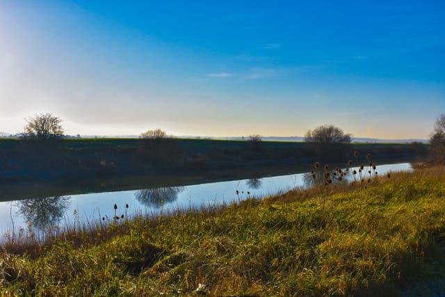 El río Witham visto desde la ciclovía Water Rail Way, de 53 km, que se extiende entre las ciudades de Lincoln y Boston, Reino Unido